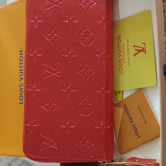 Fashion Monogram Embossed Wallet